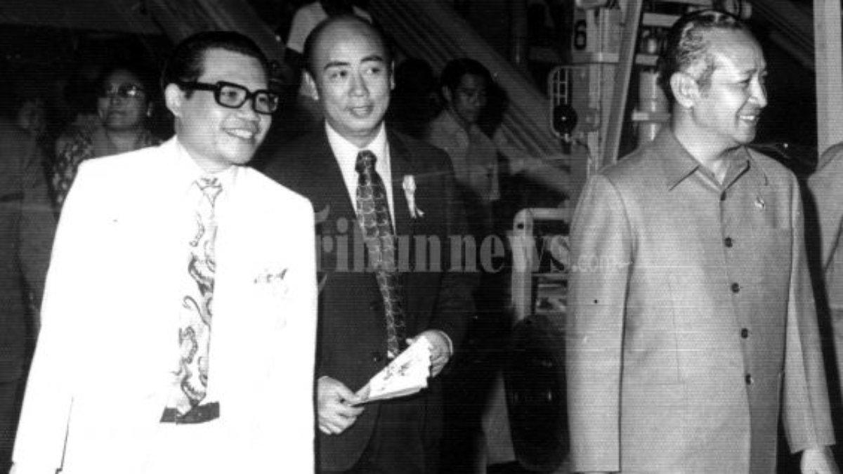 Soedono Salim alias Liem Sioe Liong (tengah) bersama Soeharto (kanan). Keduanya menjalin kerjasama bisnis sejak Soeharto belum berkuasa dan hampir selama Soeharto berkuasa.