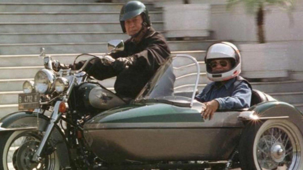 Soeharto dan BJ Habibie mengendarai Harley Davidson di halaman Istana Negara, Jakarta, Minggu, 1 September 1996.