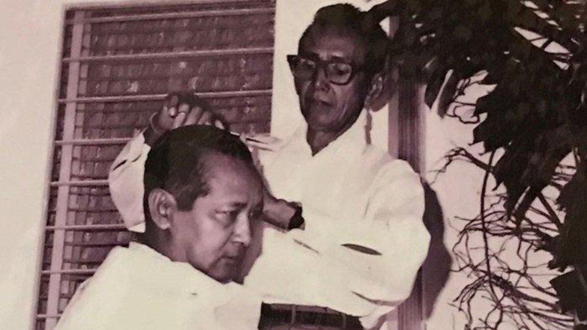 Soeharto dicukur oleh Pak Yos, pencukur di bawah pohon