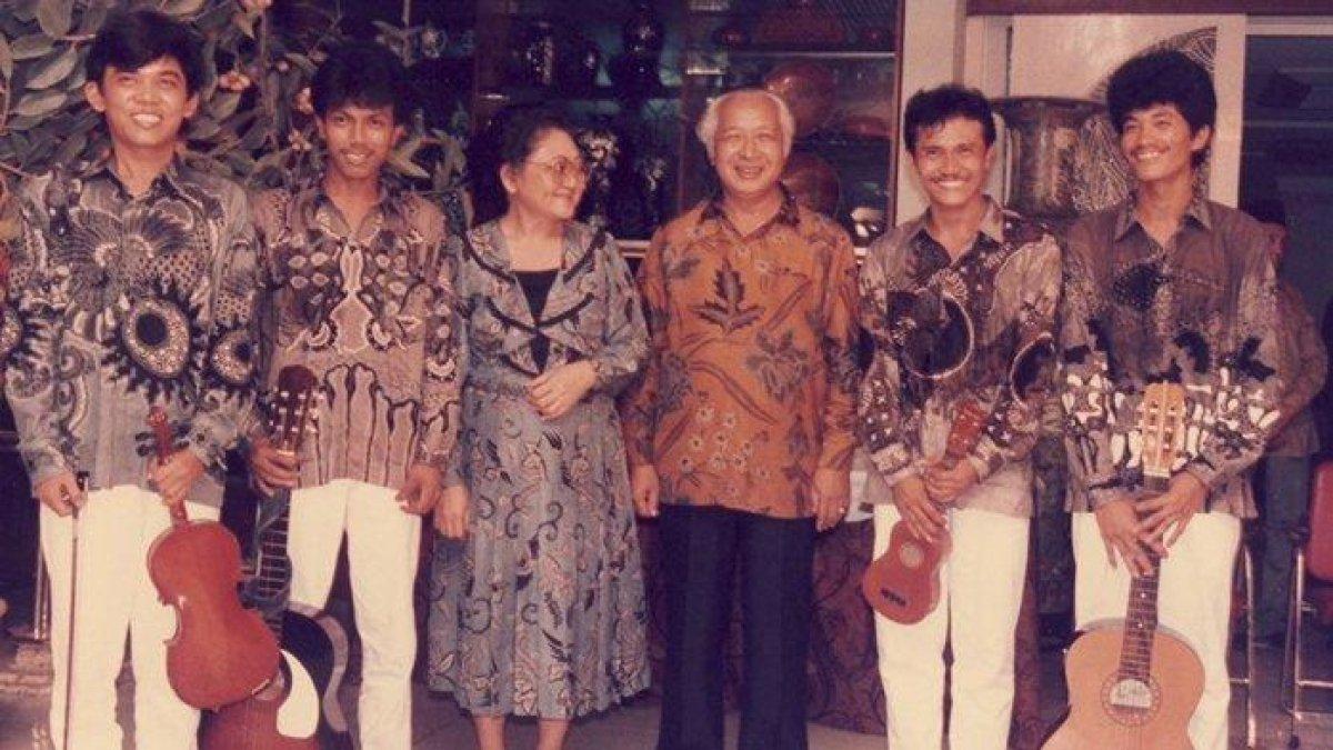 Soeharto undang 4 pengamen ke acara perayaan ultah Ibu Tien.