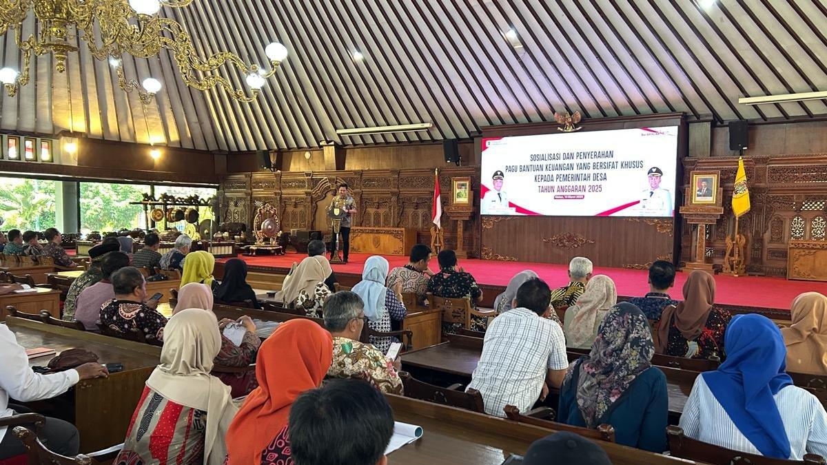 INFO KLATEN - Sosialisasi dan Penyerahan Pagu Bantuan Keuangan yang Bersifat Khusus kepada Pemerintah Desa Tahun Anggaran 2025, di Pendopo Pemkab Klaten pada Jumat (14/3/2024).
