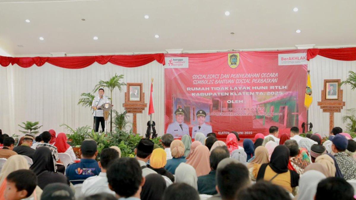 BANTUAN HAMENANG - Sosialisasi dan penyerahan secara simbolis Bantuan Sosial Perbaikan Rumah Tidak Layak Huni (RTLH) Tahun Anggaran 2025, Rabu (11/6/2025) di Gedung RSPD, Kelurahan Kabupaten, Kecamatan Klaten Tengah, Klaten.