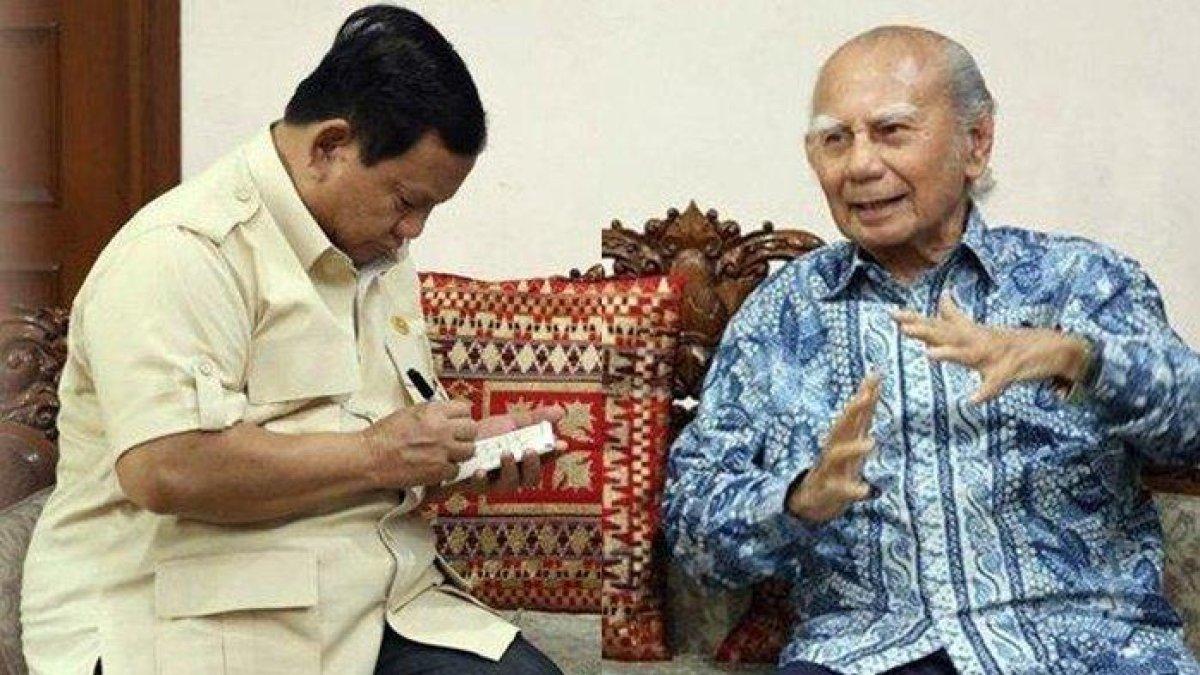 Sosok Emil Salim, mantan Menteri era Presiden Soeharto yang memberikan pesan khusus ini saat Prabowo Subianto mengunjunginya.