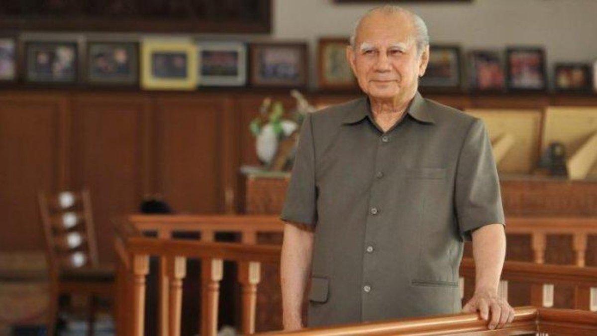 Sosok Emil Salim, mantan Menteri era Presiden Soeharto yang memberikan pesan khusus ini saat Prabowo Subianto mengunjunginya.