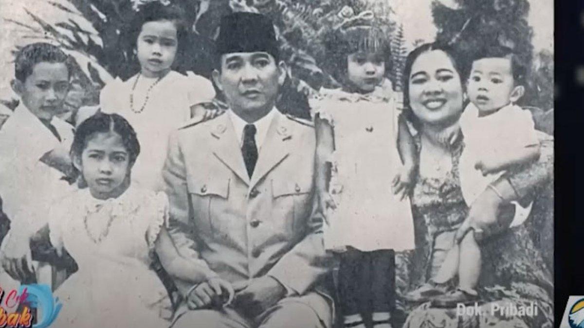 Soekarno bersama anak-anaknya dan Fatmawati