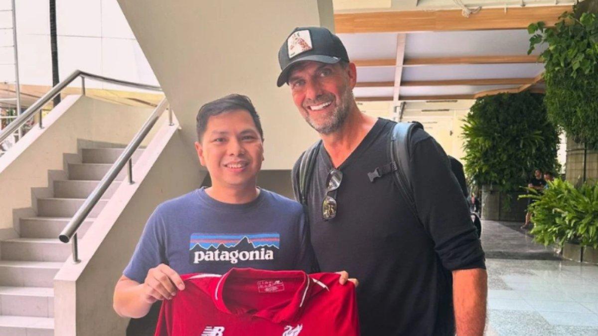 Sosok Jurgen Klopp, mantan pelatih tim sepak bola asal Inggris, Liverpool telah datang di Indonesia dan berfoto dengan penggemar Liverpool, pengganti Shin Tae-yong?