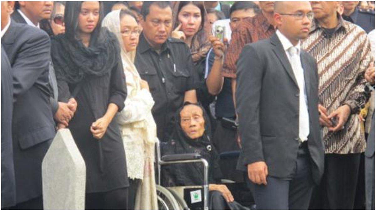 Sosok Maryati (kursi roda) istri sah Jenderal Moerdiono.
