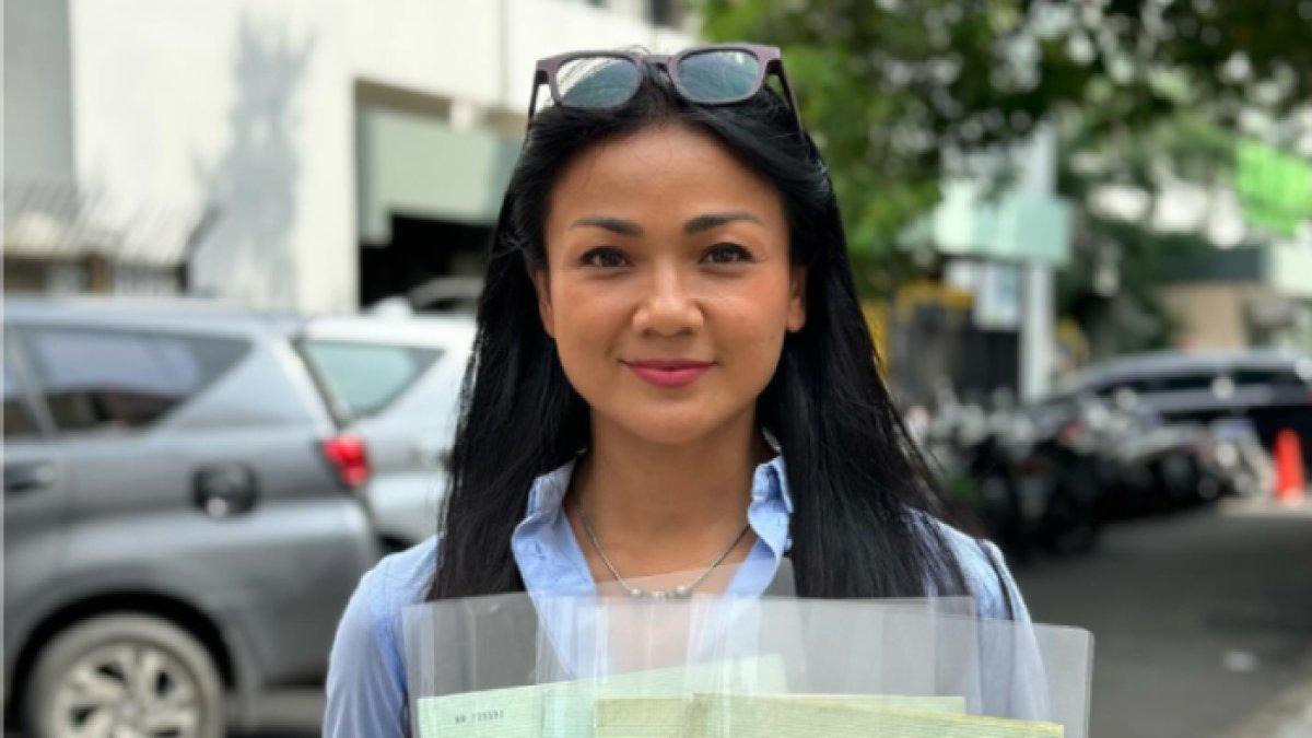 Nirina Zubir tak malu rambutnya beruban.