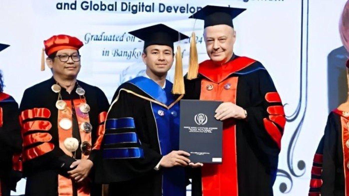 Momen wisuda Raffi Ahmad diduga diparodikan oleh Andre Taulany.