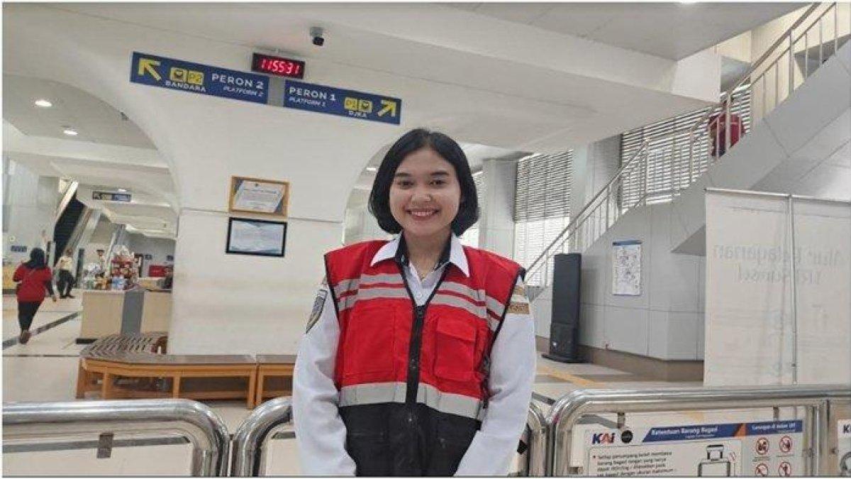 Sosok Teti Tanjung Manager Stasiun DJKA LRT Sumsel, anak muda usia 23 tahun lulusan STTD Bekasi, bangga dikasih kepercayaan.