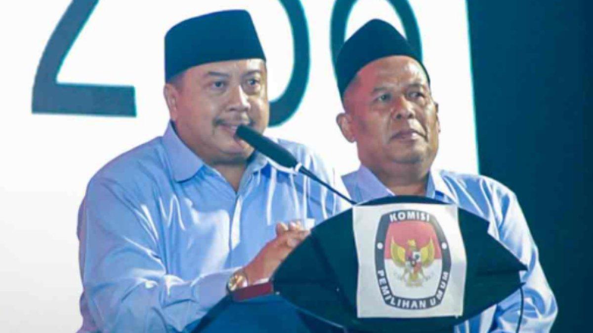 Sosok Warsubi, seorang pedagang durian yang kini terpilih menjadi Bupati Terpilih Jombang, Jawa Timur 2024.