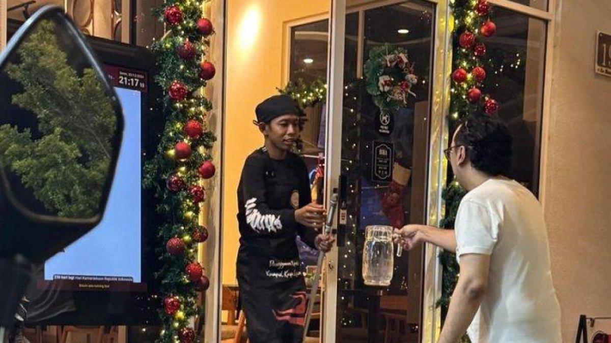 Sosok pramusaji di sebuah restoran di Pantai Indah Kapuk (PIK) 2 yang viral diakui Dede Sunandar itu dirinya. Ia butuh duit karena job artis sepi. 