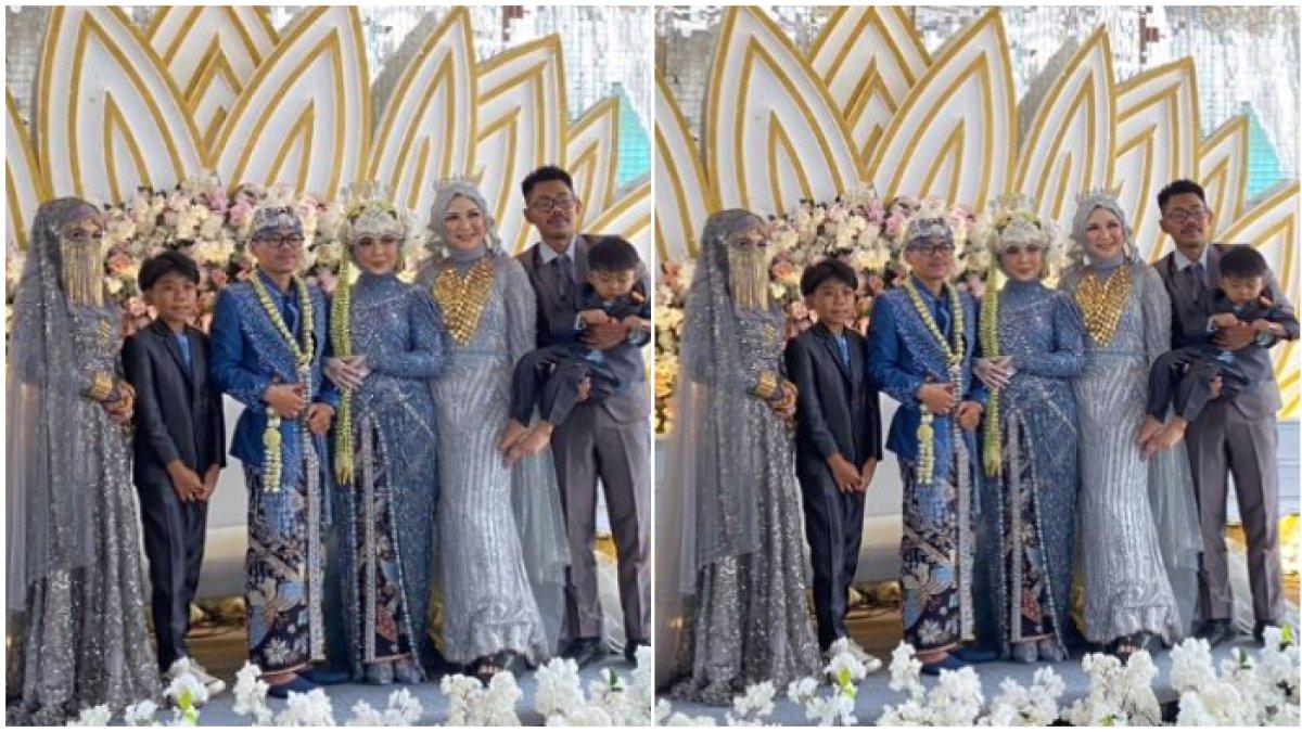 Foto pengantin bersama keluarga mempelai pria