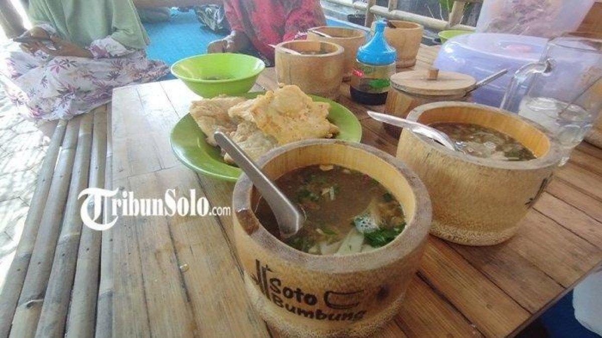 Soto ayam bumbung Mbok Rene di Jalan raya Cawas-Bayat, tepatnya di Dukuh Dono, Desa Banyuripan, Kecamatan Bayat, Kabupaten Klaten, Jawa Tengah.
