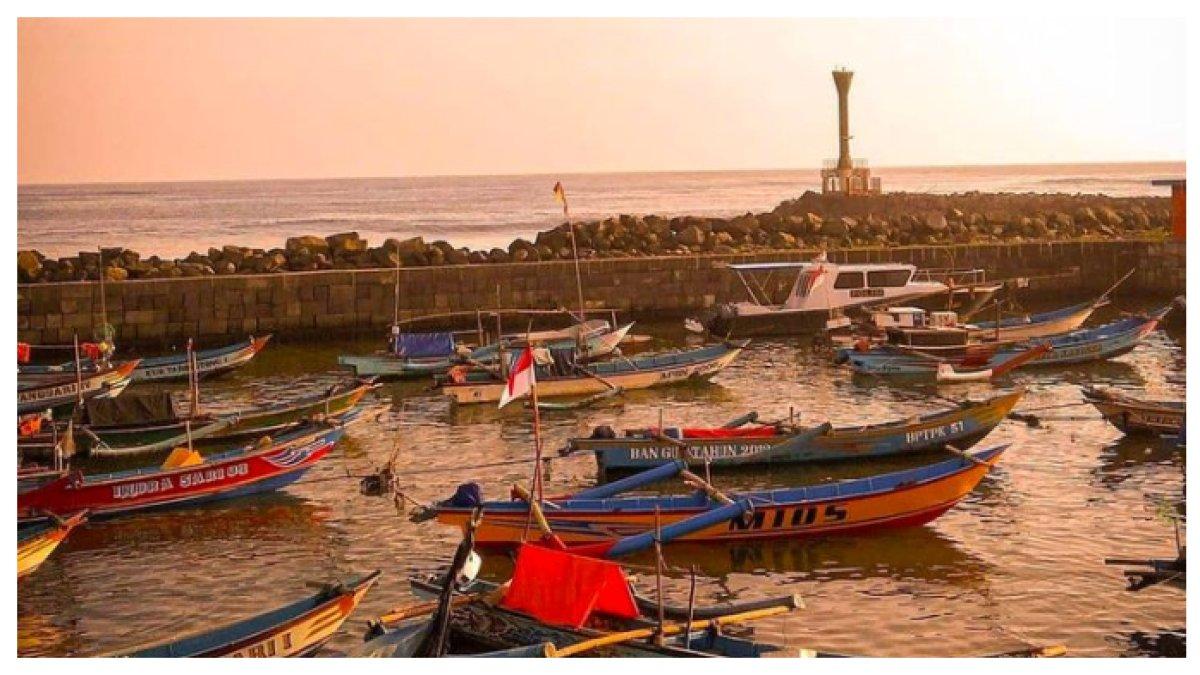 SPORT ESTETIK - Pantai ini memiliki daya tarik unik berupa gumuk pasir yang menambah pesona alami dan menjadi spot foto menarik bagi para wisatawan.