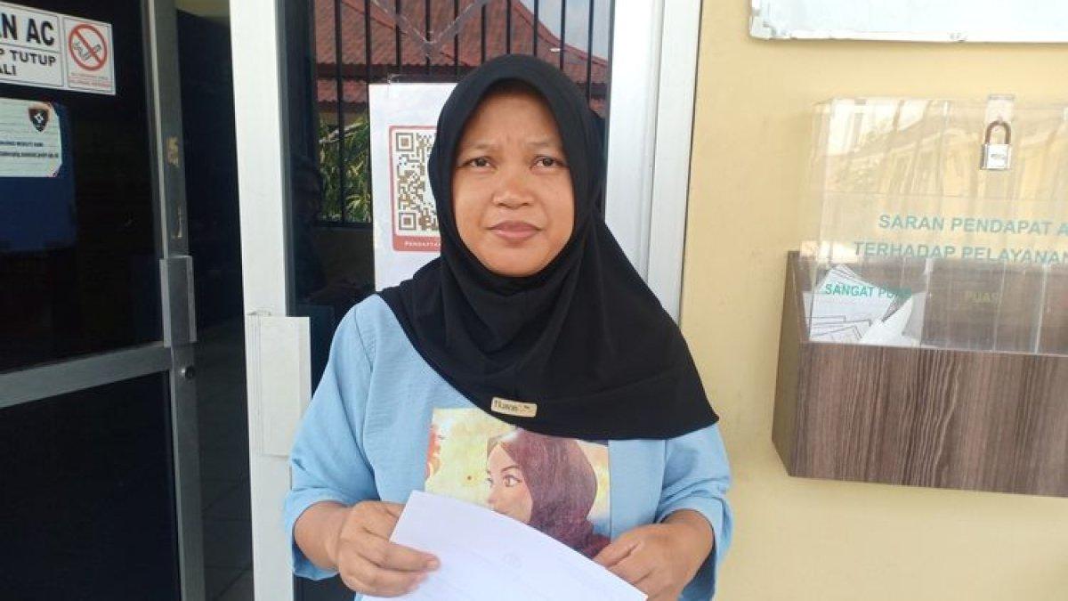 Sri Nuraida (31) seorang Ibu Rumah Tangga (IRT) di Palembang, Sumatera Selatan menjadi korban penipuan giveaway mengatasnamakan Baim Wong sehingga harus mengalami kerugian Rp 4,75 juta.