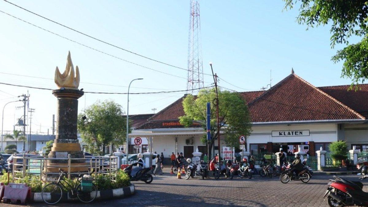 Stasiun Klaten sekarang tidak hanya melayani pelanggan kereta jarak jauh dan aglomerasi, tetapi juga melayani pelanggan kereta komuter.