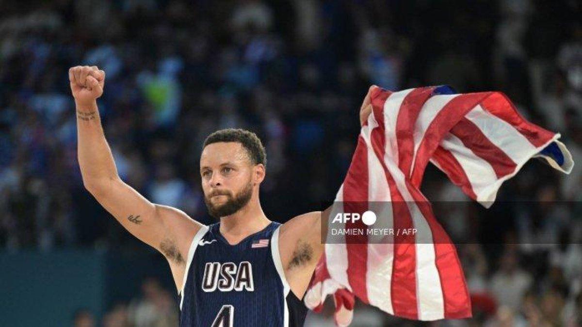 Stephen Curry merayakan kemenangan AS setelah memenangkan