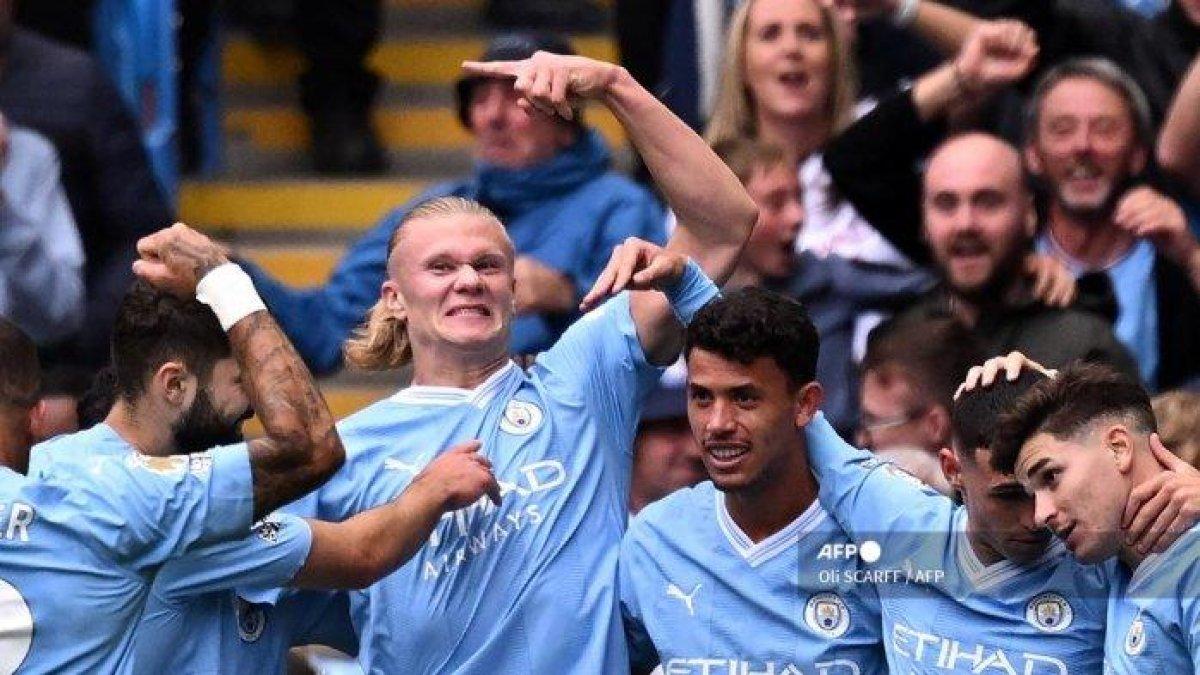 Striker Manchester City Norwegia Erling Haaland (kiri tengah) merayakan bersama rekan satu timnya setelah mencetak gol.