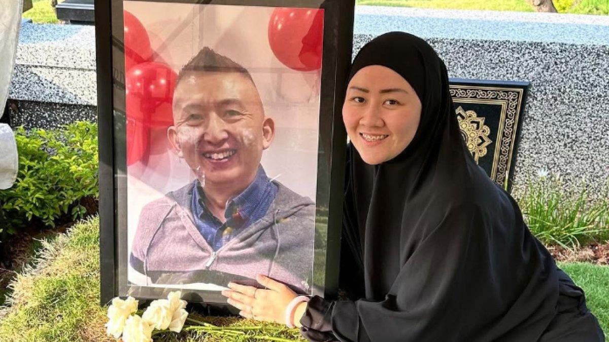PAPA UDON MENINGGAL - Potret Fanny Kondoh di pemakaman suaminya yang diambil dari Instagram pada Rabu (19/2/2025). Suami Fanny Kondoh, Papa Udon meninggal karena kanker kandung kemih.