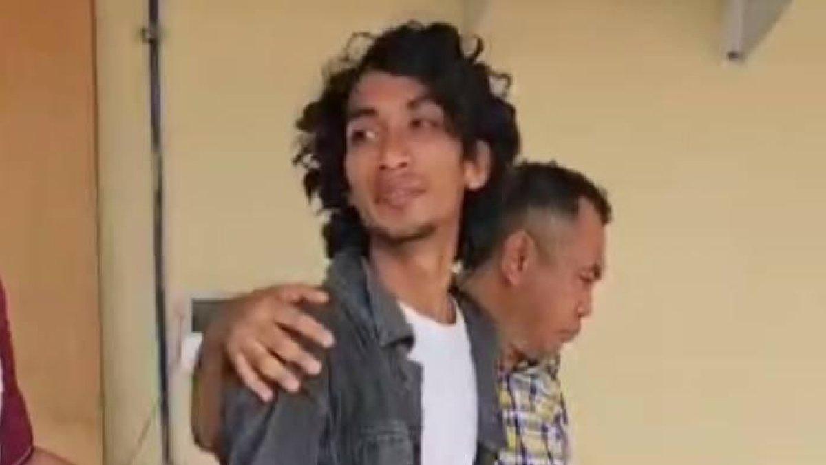 TAMPANG PELAKU - Suami yang diduga menghabisi nyawa istrinya, di Desa Marada, Kecamatan Hu'u Syamsudin digiring ke ruang pemeriksaan Polres Dompu, pada Sabtu (7/6/2025). Pelaku saat dibawa ke Polres Dompu tampak menggunakan baju berwarna hitam dengan dalam putih, serta celana jeans berwarna biru.