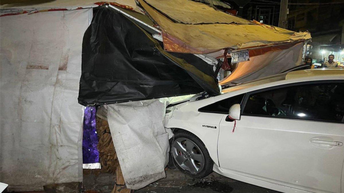 Suami selingkuh, dikejar istri hamil naik motor, mobil malah nabrak warung a