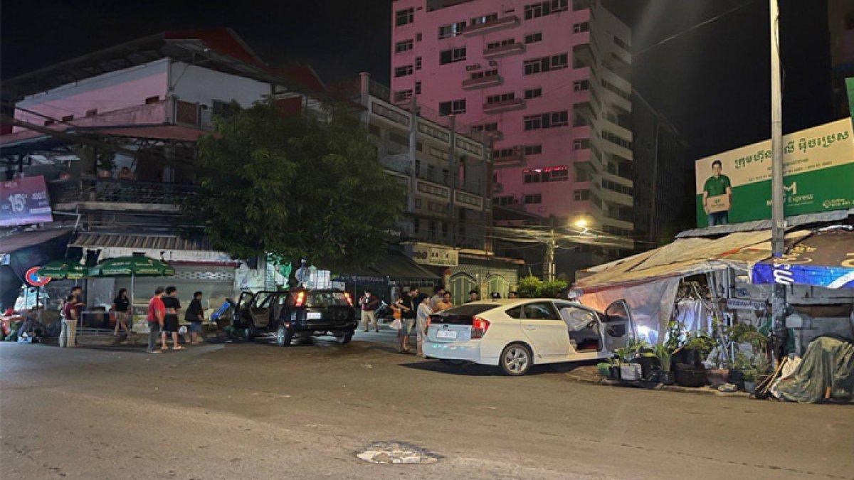 Suami selingkuh, dikejar istri hamil naik motor, mobil malah nabrak warung