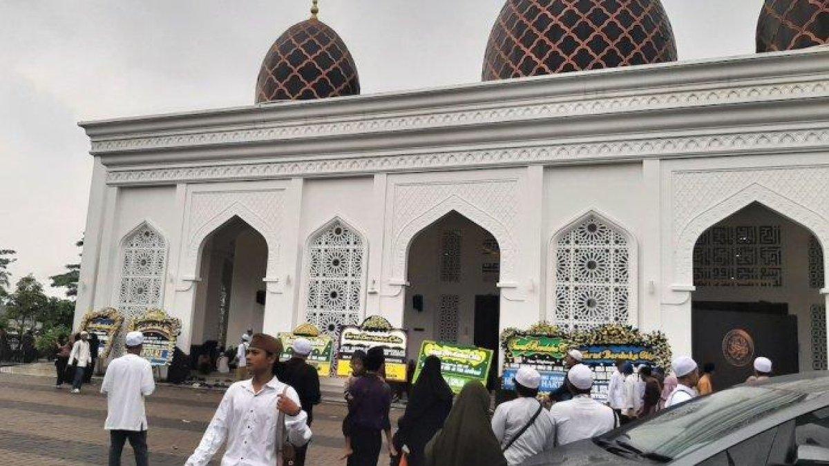 Suasana Masjid Nurul Muthofa Center di Depok jelang pemakaman Habib Hasan bin Jafar, Kamis (14/3/2024)