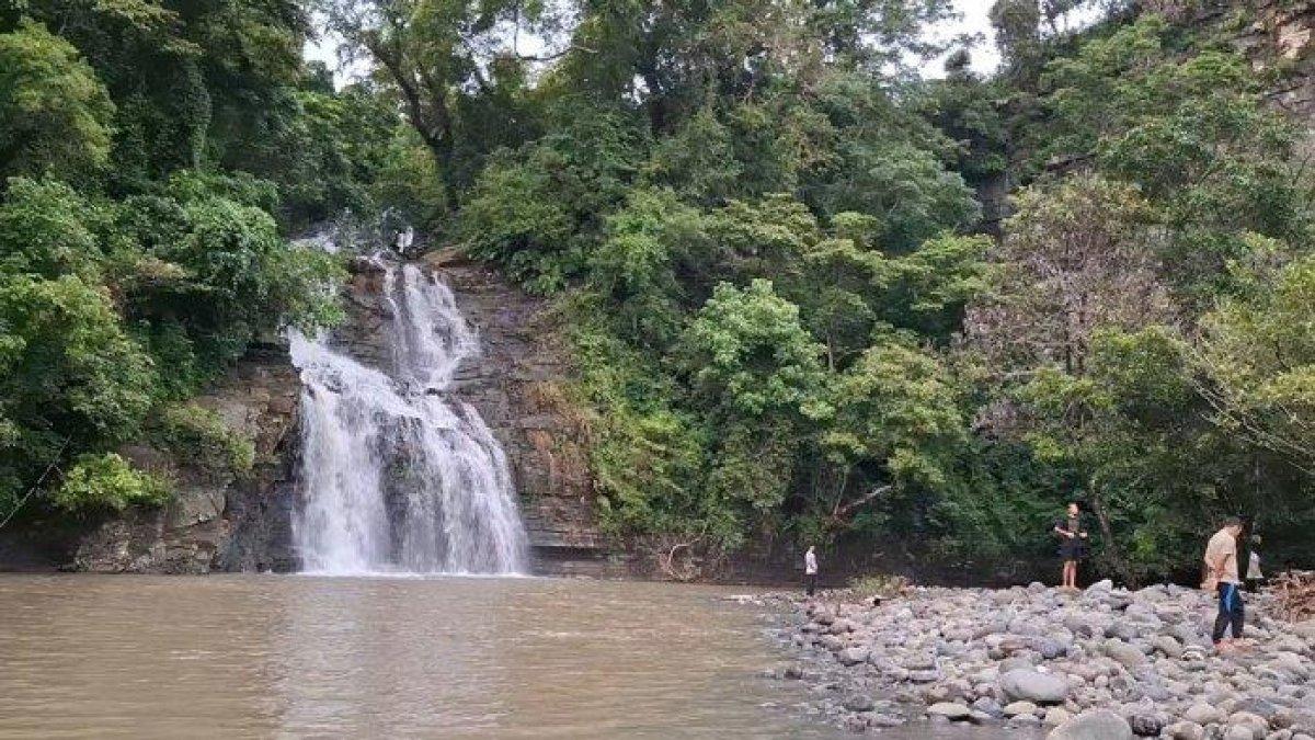 Suasana destinasi wisata Air Terjun Manuba di Dusun Manuba, Desa Manuba, Kecamatan Mallusetasi, Kabupaten Barru, Sulsel, Minggu (19/1/2025).