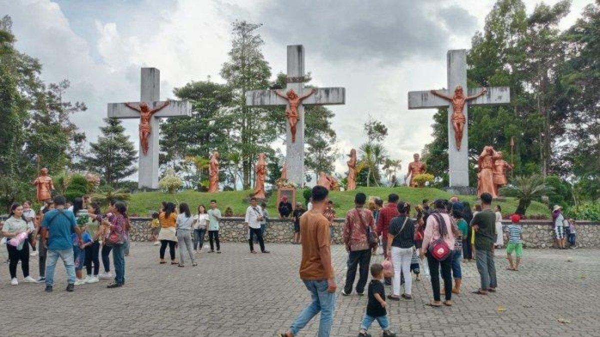 Suasana di Taman Wisata Sitinjo Kabupaten Dairi yang ramai dikunjungi wisatawan saat libur tahun baru, Rabu (1/1/2025).