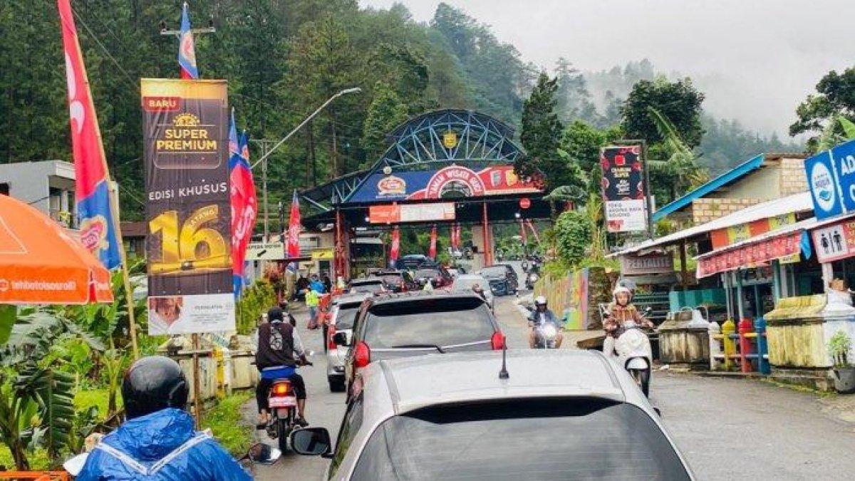 Suasana di area Objek Wisata Guci Kabupaten Tegal, Jawa Tengah, terlihat dipadati kendaraan pengunjung baik di area pintu masuk utama maupun di bagian dalam dekat kantor UPTD Guci, pada Jumat (12/4/2024).