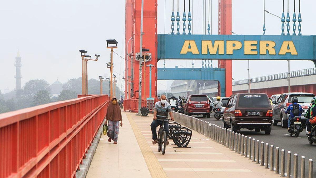 Suasana di atas Jembatan Ampera Palembang, Sumatera Selatan, yang diselimuti kabut tebal, Selasa (2892021).