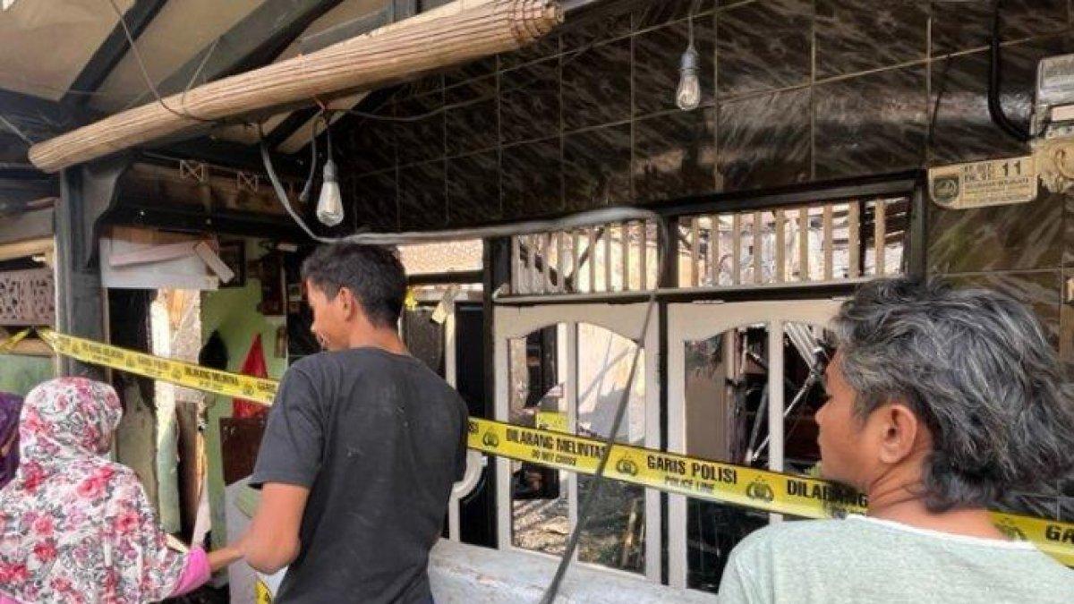 Suasana di kejadian pasca kebakaran yang menewaskan sepasang suami istri di Kota Depok
