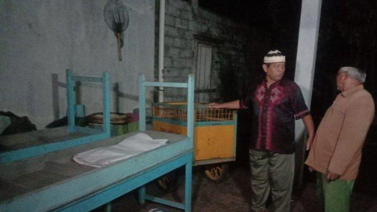 Suasana duka di kediaman keluarga almarhum Wahyu Jatmiko (43), Ketua KPPS di TPS 11 Perum Purnamandala, Kelurahan Bumireso Wonosobo yang meninggal saat sedang mempersiapkan lokasi TPS, Minggu (11/2/2024).