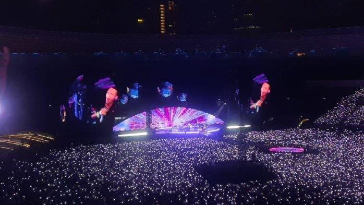 Suasana konser Coldplay dalam rangkaian tur Music of the Spheres di SUBGK, Rabu (15/11/2023)