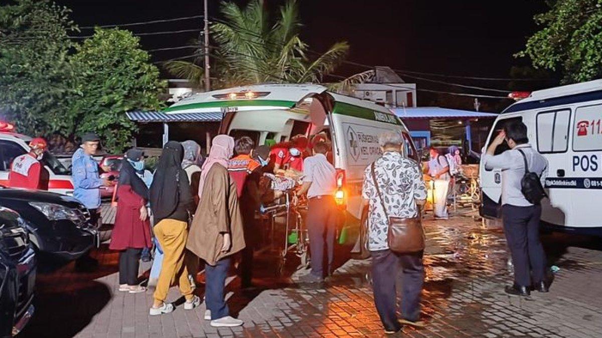 Suasana pasien RS Harapan Bunda dievakuasi ke luar gedung karena ruang server kebakaran, Rambutan, Ciracas, Jakarta Timur, Kamis (7/3/2024) malam.