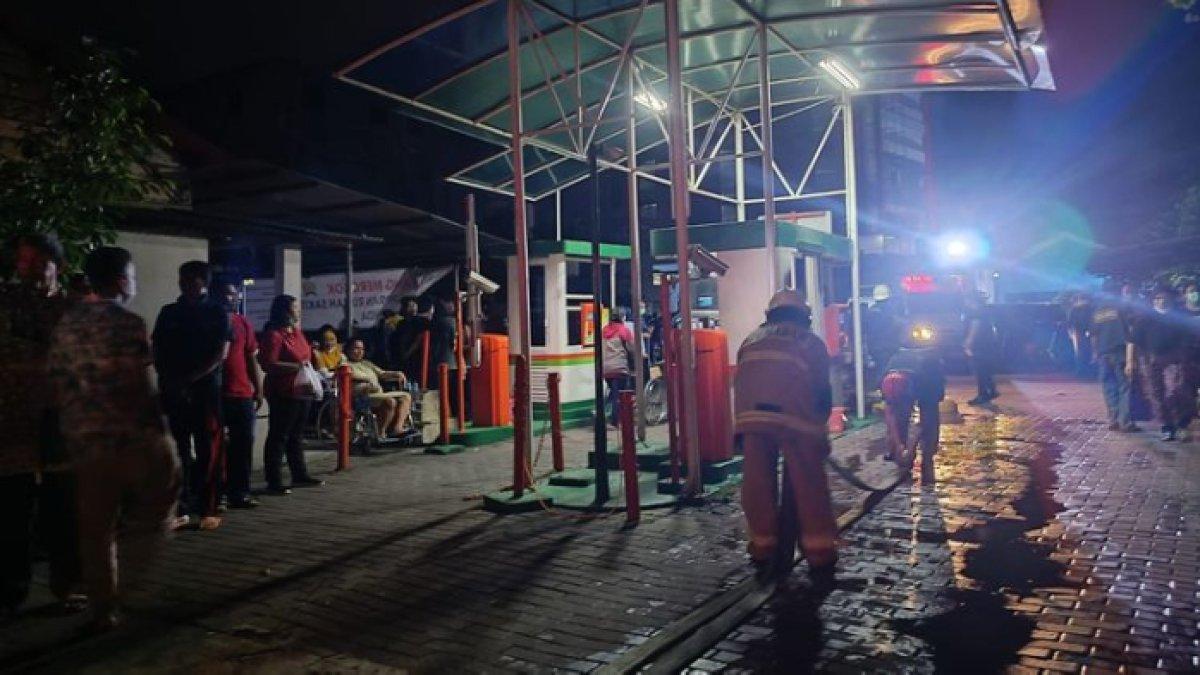 Suasana pasien RS Harapan Bunda dievakuasi ke luar gedung karena ruang server kebakaran, Rambutan, Ciracas, Jakarta Timur, Kamis (7/3/2024) malam.