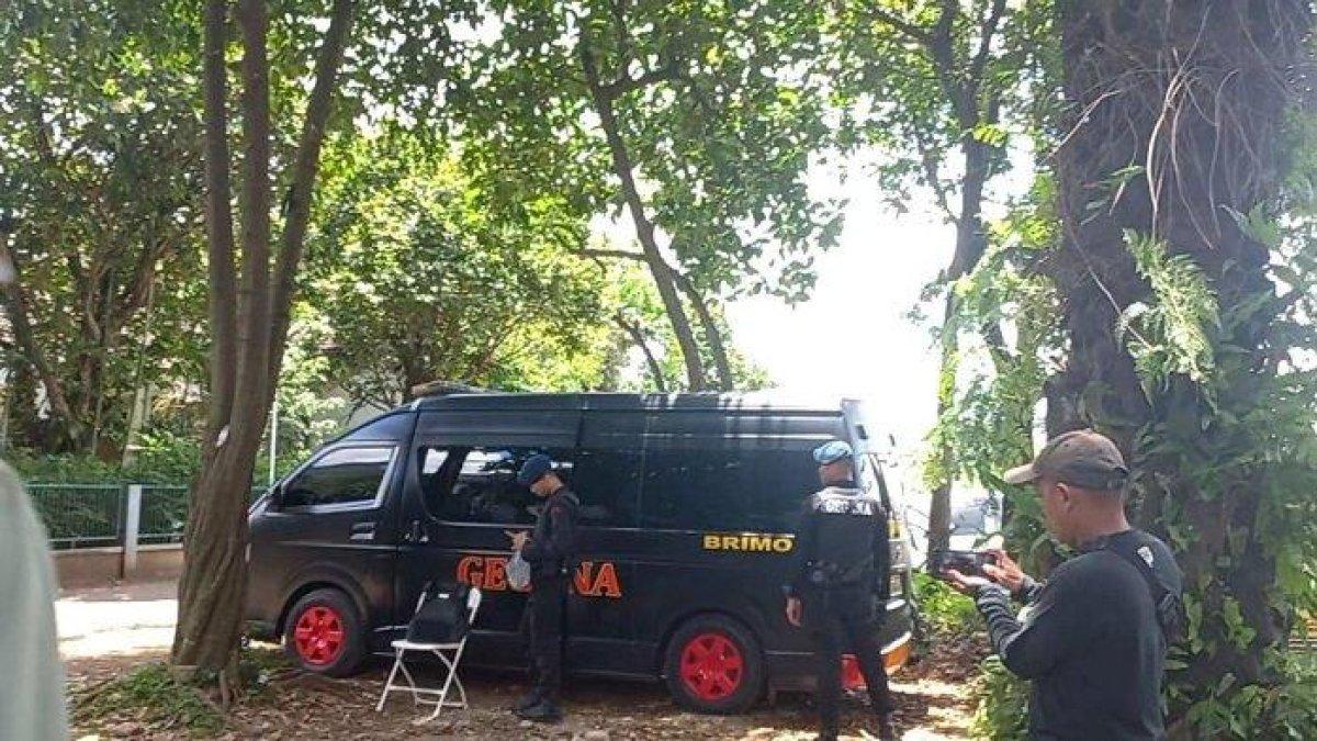 Suasana pasukan Gegana saat menggeledah rumah seorang dukun santet di Ciputat, Tangerang Selatan, Senin (4/3/2024),. Dalam penggeledahan itu ditemukan senjata api berikut peluru dan granat.