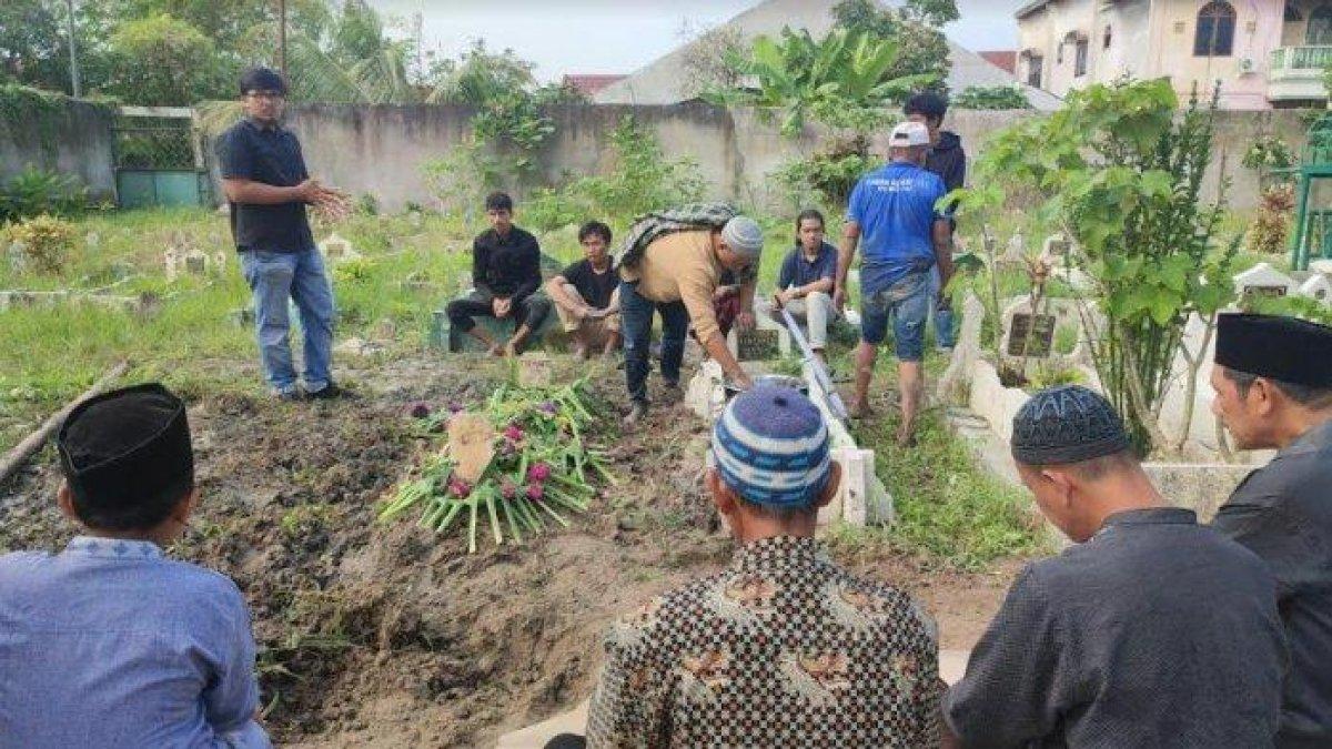 Suasana pemakaman Firmanto di TPU Kelurahan Babura, Kota Medan, Selasa (13/2/2024).