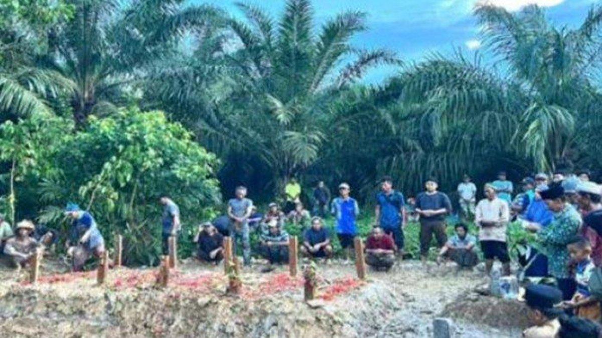 PEMBUNUHAN DI BABULU - Suasana pemakaman korban. Motif pembunuhan satu keluarga di Desa Babulu Laut, Kecamatan Babulu, Kabupaten Penajam Paser Utara (PPU), Kalimantan Timur, masih terus didalami oleh pihak Polres PPU.