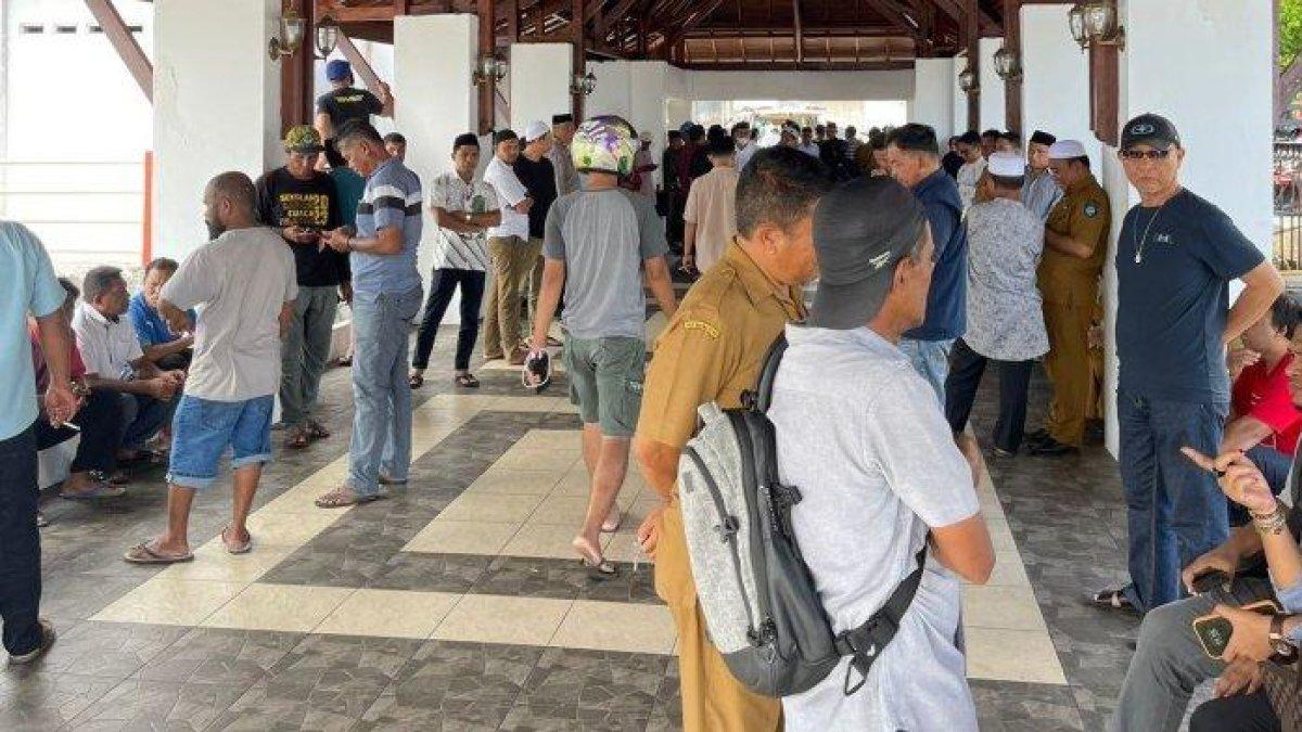Suasana penjemputan jenazah Bupati Halmahera Selatan, Usman Sidik di Pelabuhan Resident Ternate, Senin (6/11/2023).