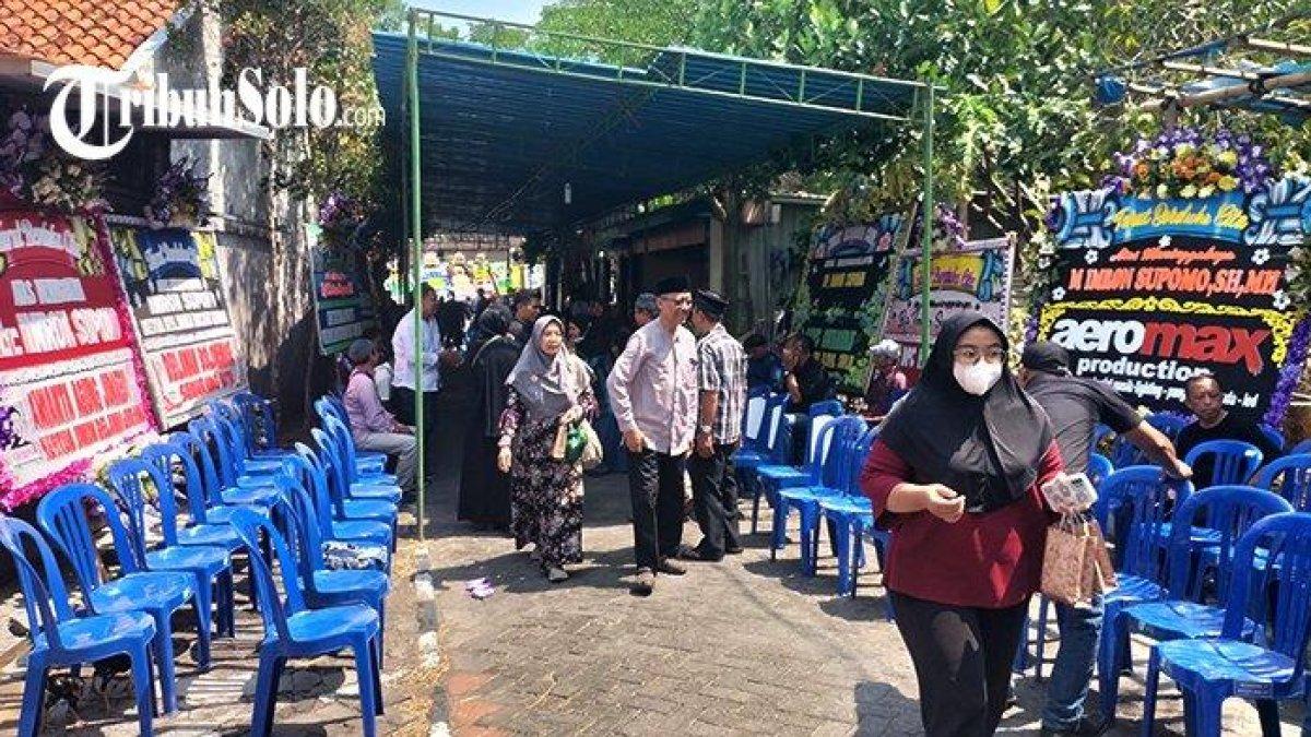 Suasana rumah duka Imron Supomo ramai didtangi pelayat