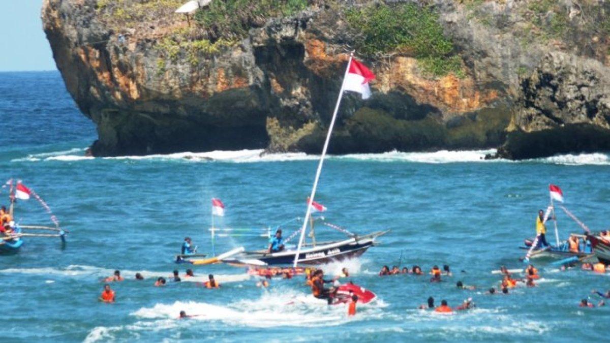 Suasana saat upacara bendera di tengah laut selatan Gunungkidul, jumat (17/8/2018).