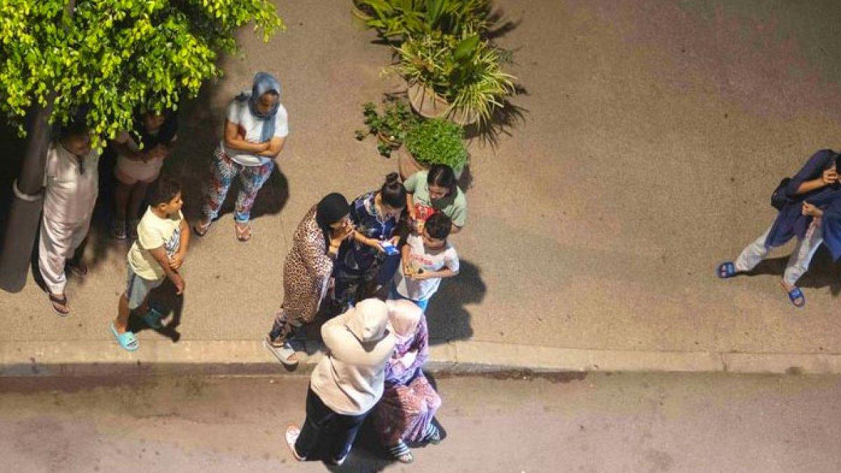Orang-orang berlindung dan memeriksa berita di telepon genggam mereka setelah gempa bumi di Rabat, Maroko, pada hari Jumat (8/9/2023).