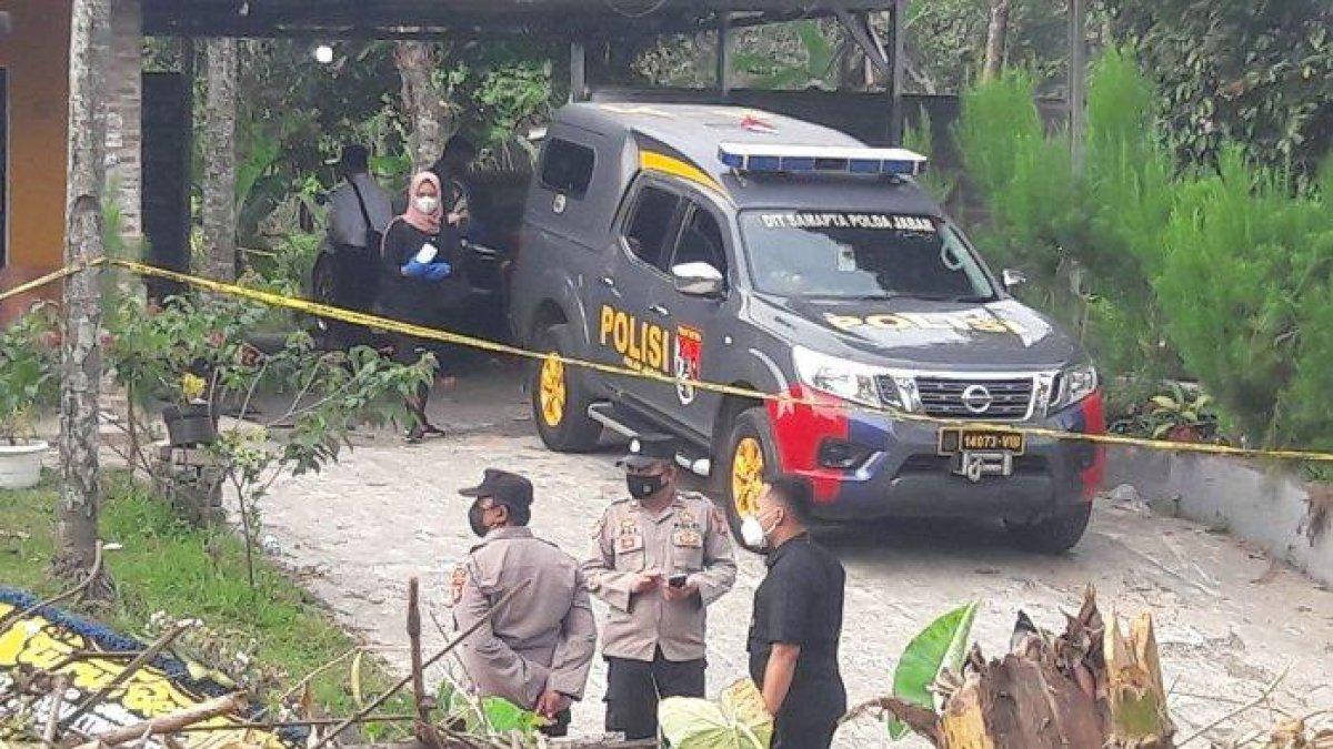 Suasana lokasi meninggalnya ibu dan anak di Kampung Ciseuti, Desa/Kecamatan Jalan Cagak, Kabupaten Subang, Jawa Barat, Senin (30/8/2021). Polisi mengerahkan anjing pelacak untuk mengungkap kasus tersebut.