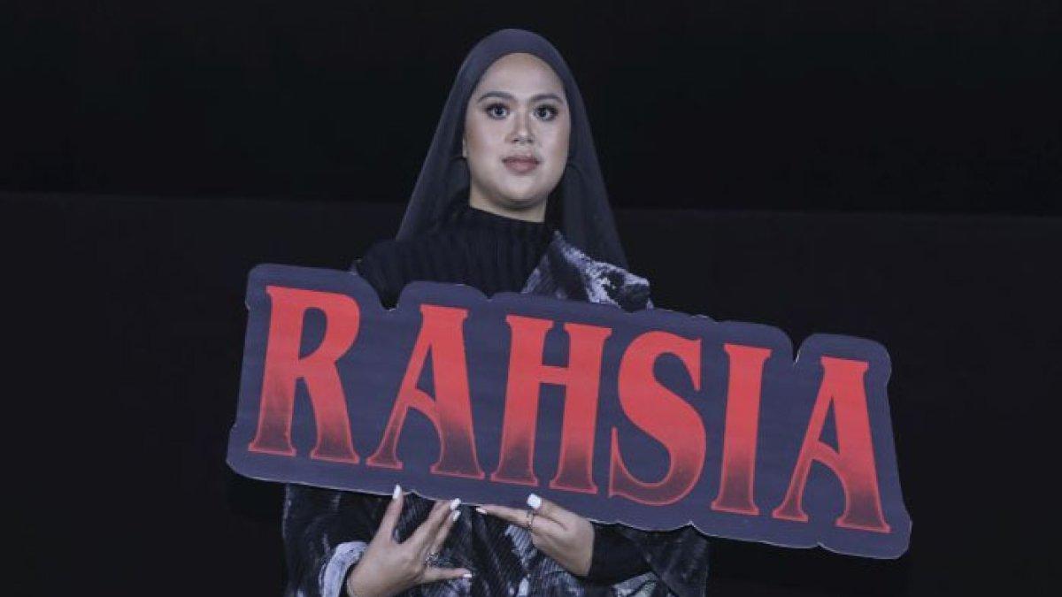 Sudah lama menghilang dari sorot media, artis yang juga anak pejabat ini mengejutkan publik karena diam-diam memiliki anak