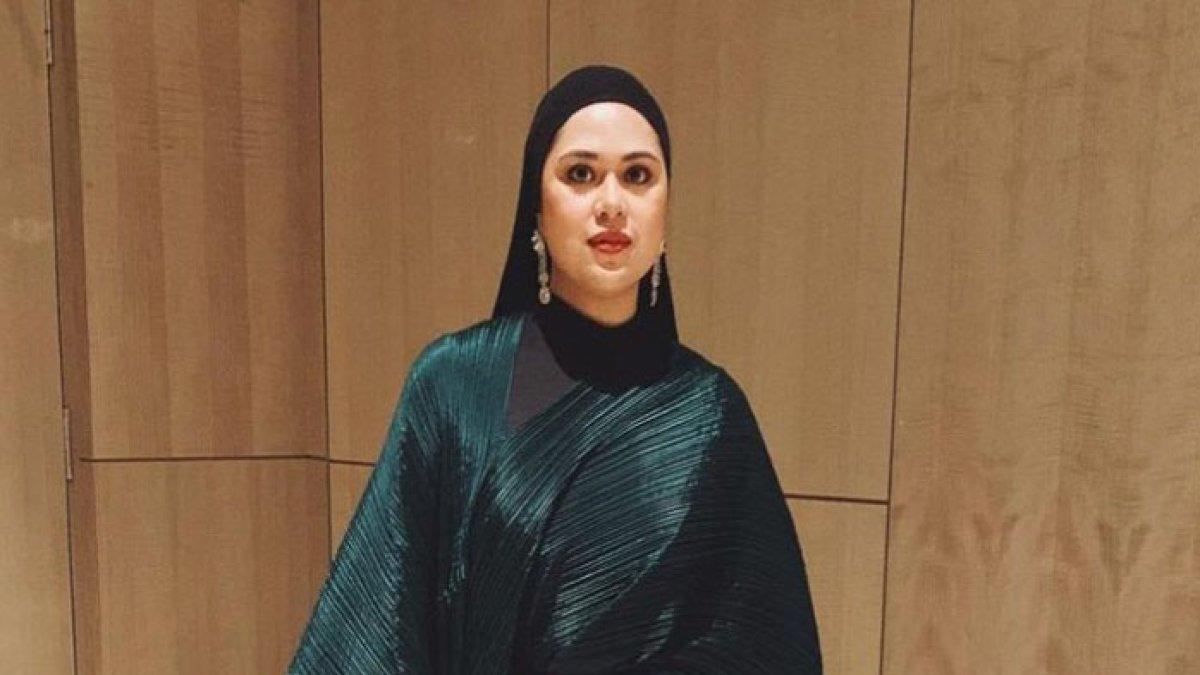 Sudah lama menghilang dari sorot media, artis yang juga anak pejabat ini mengejutkan publik karena diam-diam memiliki anak