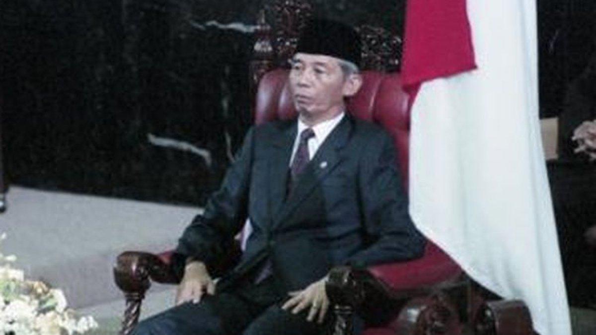 Wapres Sudharmono ketika hadir pada acara pengucapan sumpah serta penandatanganan naskah pengangkatan pada sidang paripurna ke-11 MPR, Kamis (11/3/1993).