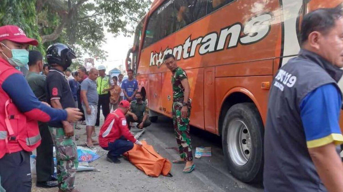 Suharto pesepeda di Kabupaten Magetan tewas tersenggol bus malam kwantrans saat bus akan mendahului pesepeda. Korban tersenggol body bus sebelah kiri depan yang membuat korban terjath dan tewas di Jl Raya Maospati – Ngawi masuk Desa Karangrejo Kabupaten Magetan.