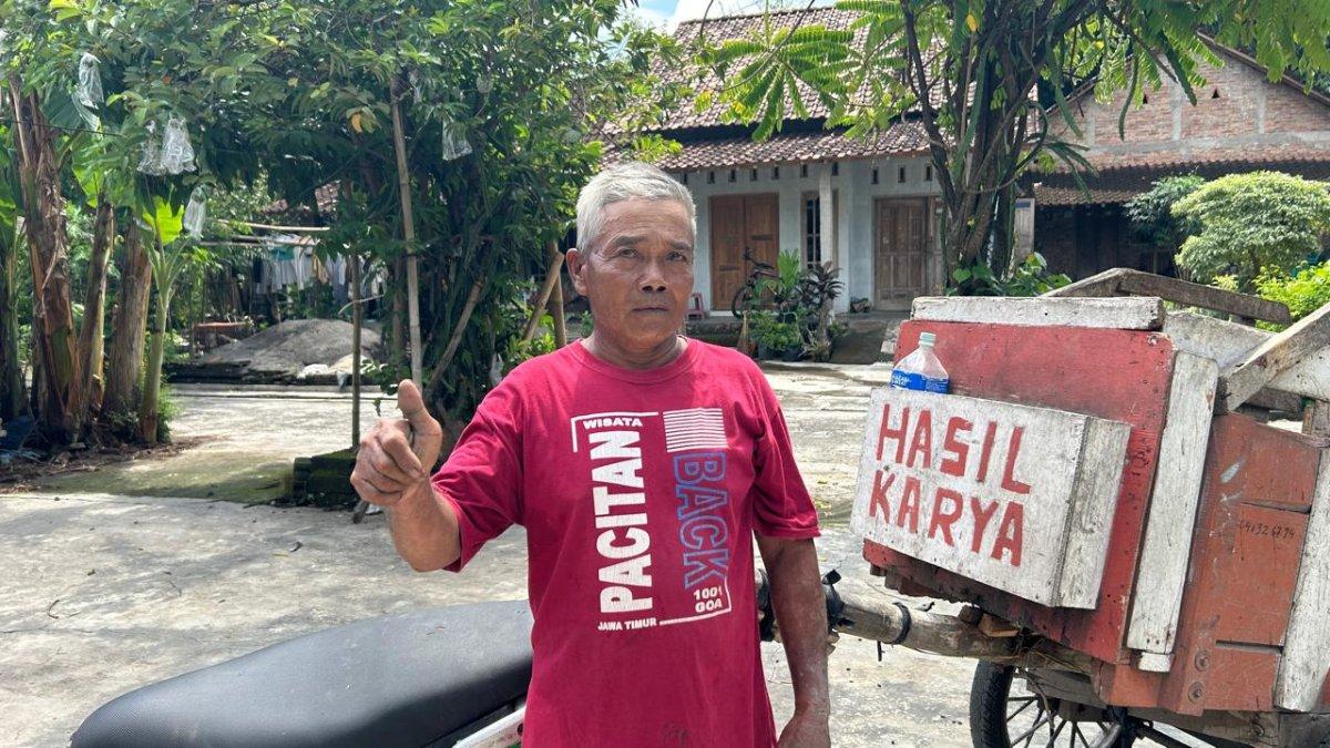 JASA KAWIN KAMBING - Sukiman (60), warga Dukuh Bero, Desa Bero, Kecamatan Trucuk, Klaten yang membuka usaha jasa kawin kambing.